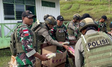TNI-Polri-Gelar-Bakti-Sosial-Kepada-Warga-Kiwirok